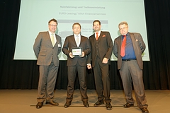 BU (v. l.): Prof. Uwe Clausen, EURO-Leasing-CEO Marco Reichwein, Verleger Christoph Huss und Transport-Chefredakteur Torsten Buchholz bei der Preisverleihung in München BU (v. l.): Prof. Uwe Clausen, EURO-Leasing-CEO Marco Reichwein, Verleger Christoph Huss und Transport-Chefredakteur Torsten Buchholz bei der Preisverleihung in München
